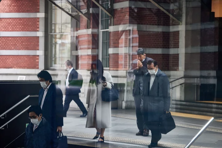 Japan Public Workers May Get Biggest Salary Gains in 26 Years