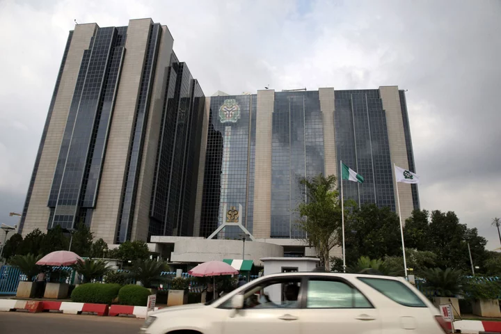 Naira Falls Below Parallel Rate as Nigeria Readies New FX Rules