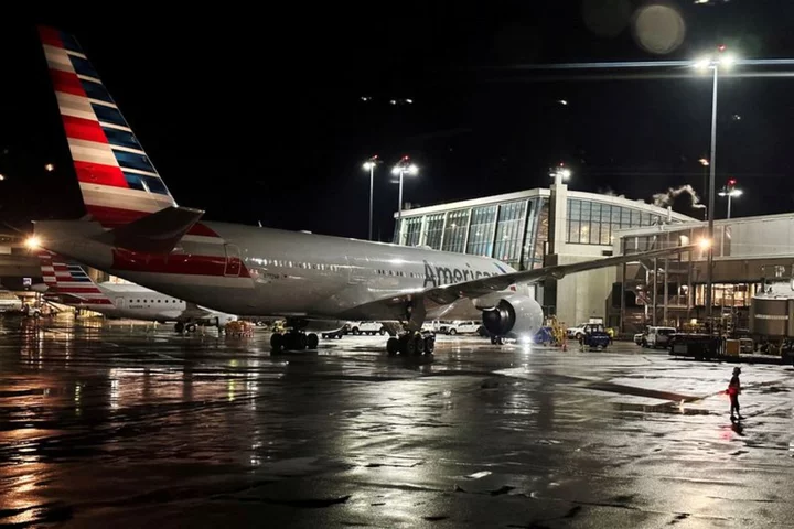 American Airlines increases offer to pilots by $1 billion, matching United