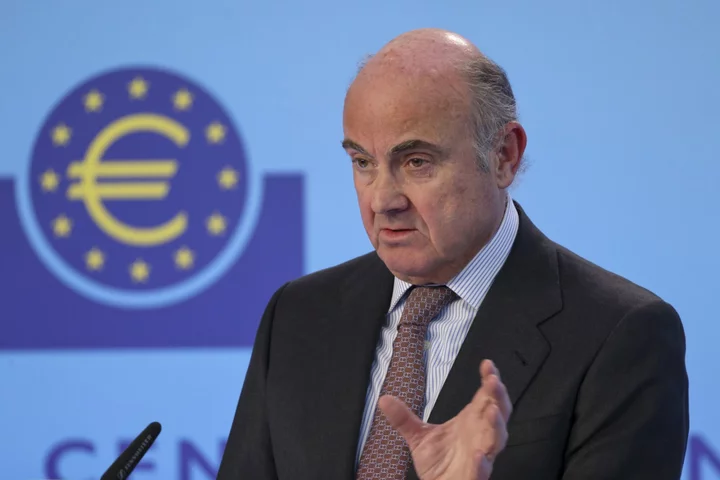 ECB’s Guindos Says Wages, Margins Pose Upside Inflation Risk