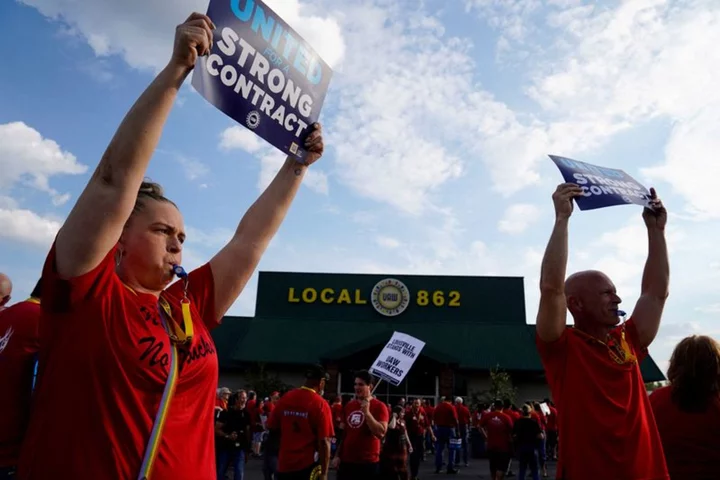 Detroit Three automakers enter final hours to avoid wider UAW strike