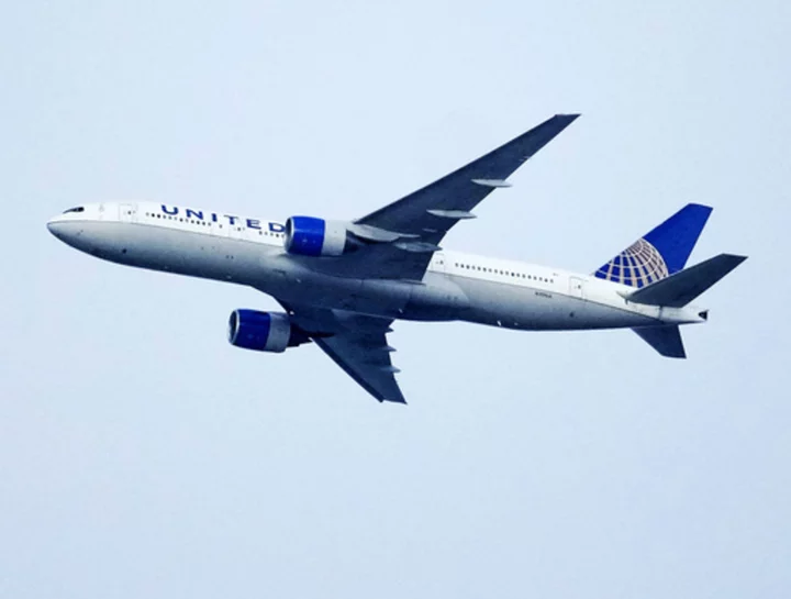 United Airlines agrees to give union pilots big pay raises