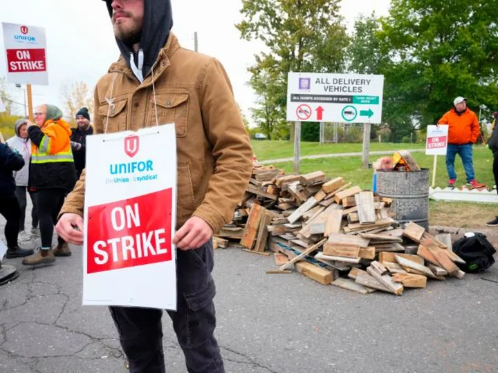 Autoworkers in Canada OK deal with GM