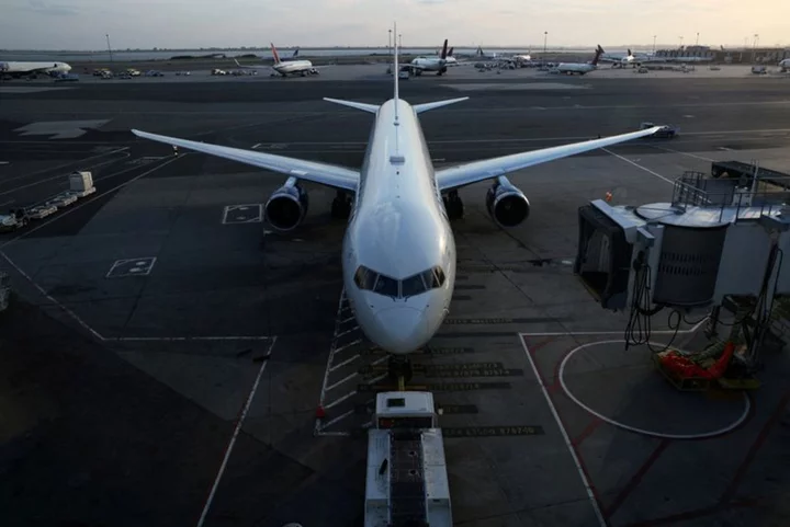 Canadian pilots eye higher-paid U.S. cockpits as staffing shortages bite