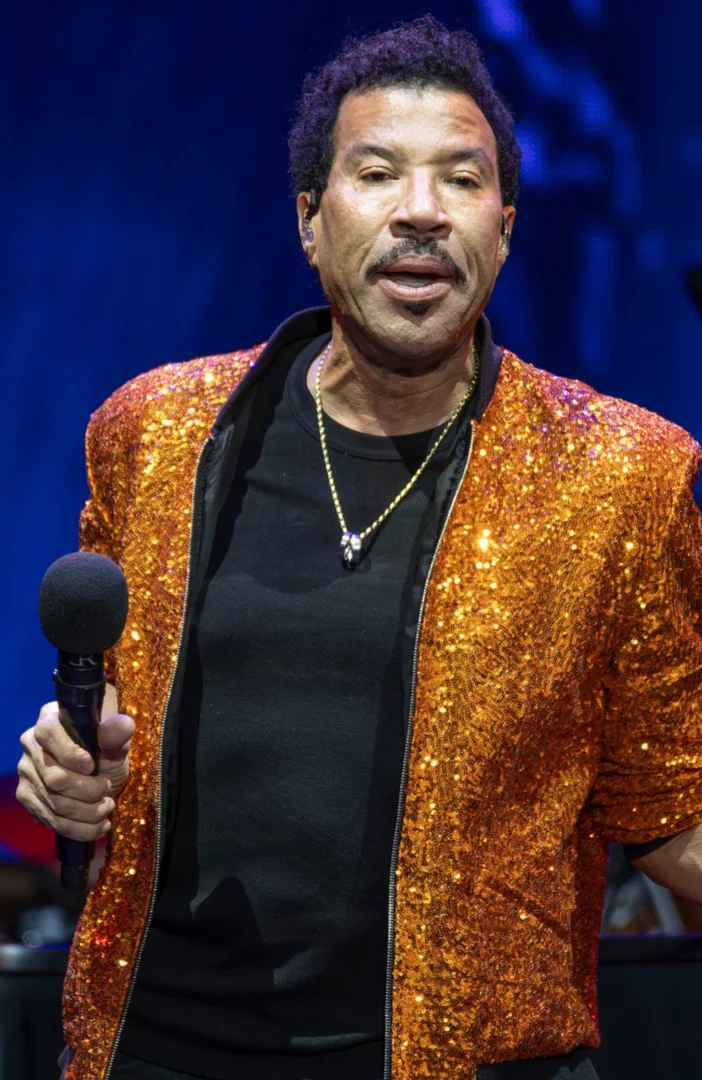 Lionel Richie joked he tried to 'bribe the pilot' after postponing gig due to stormy weather