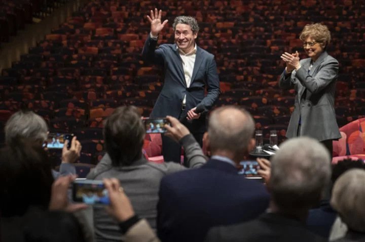 Dudamel gets 7-minute ovation after 1st NY Philharmonic concert since music director decision