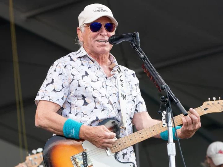 Jimmy Buffett hospitalized, postpones show