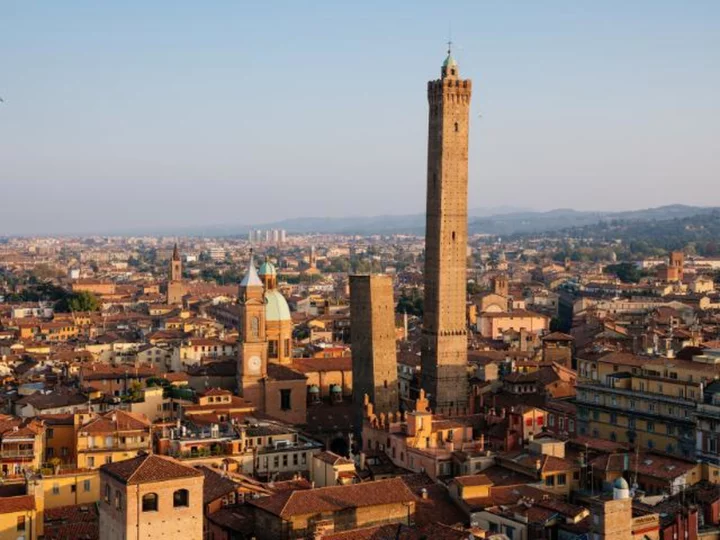 'Leaning tower' in Italy closed off amid subsidence fears