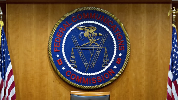 Despite GOP Protests, FCC Adopts Anti-Discrimination Broadband Rules