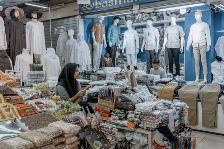 Jokowi Declares Five-Day Weekend to Get Indonesians Spending