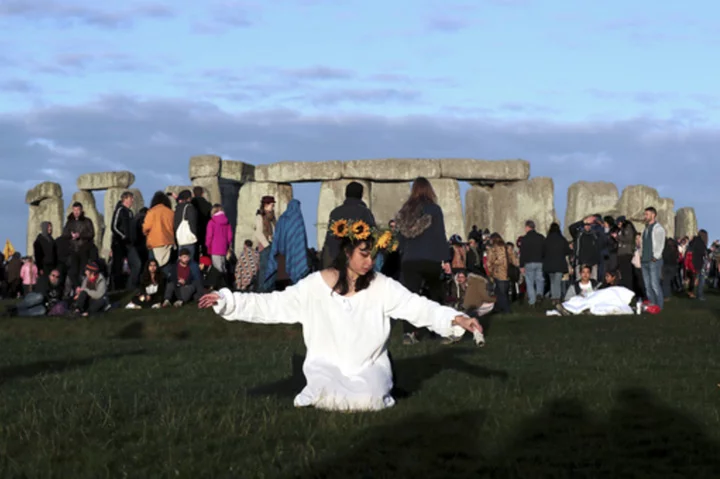 Thousands gather at Stonehenge for annual ritual marking the summer solstice