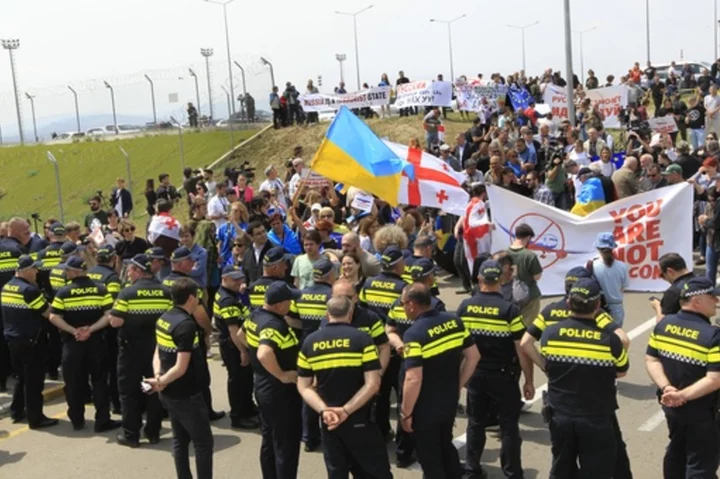 Russia-Georgia flights resume despite protests, strained ties