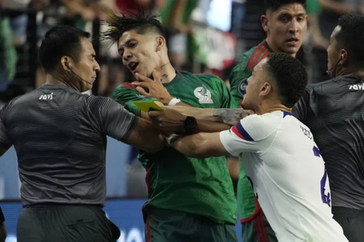 US 3-0 win over Mexico cut short by homophobic chants on night of 4 red cards