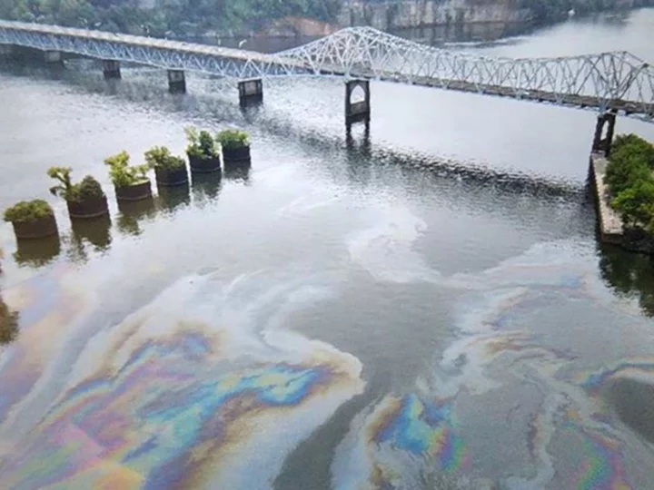 Sinking tugboat releases thousands of gallons of diesel into the Tennessee River in Alabama, prompting calls for swimmers to get out of the water, police say