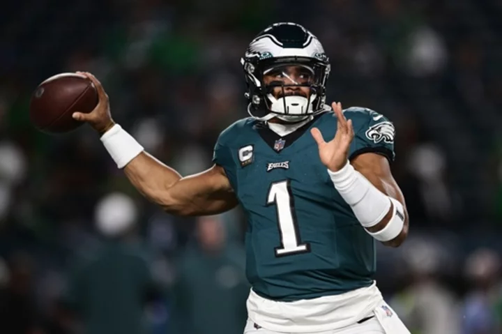 Jalen Hurts runs for 2 TDs, throws for a score; Eagles hold off fumble-prone Vikings 34-28