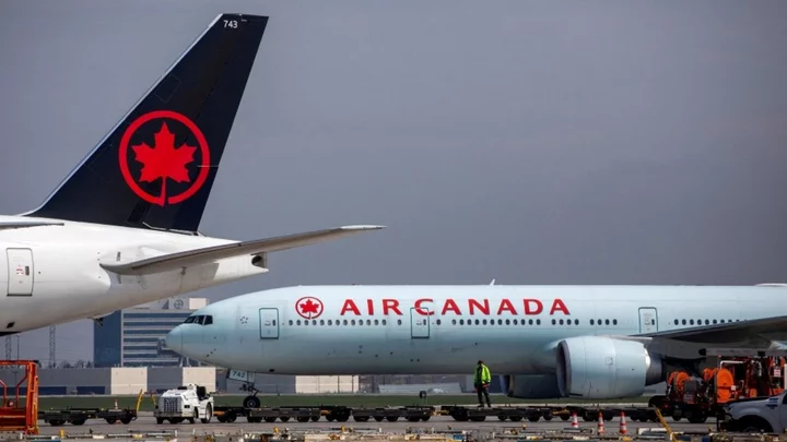 Air Canada kicks off passengers who refused vomit-covered seats