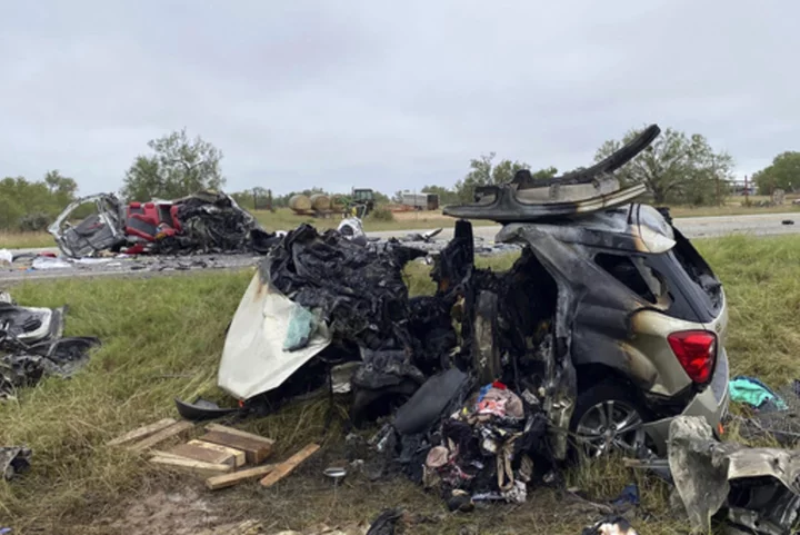 8 dead in crash after police chased a suspected human smuggler, Texas officials say