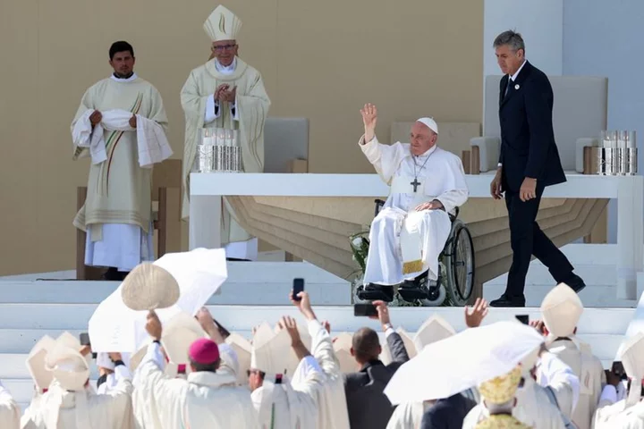 Closing youth festival in Portugal, pope shares 'old man's' dream of peace