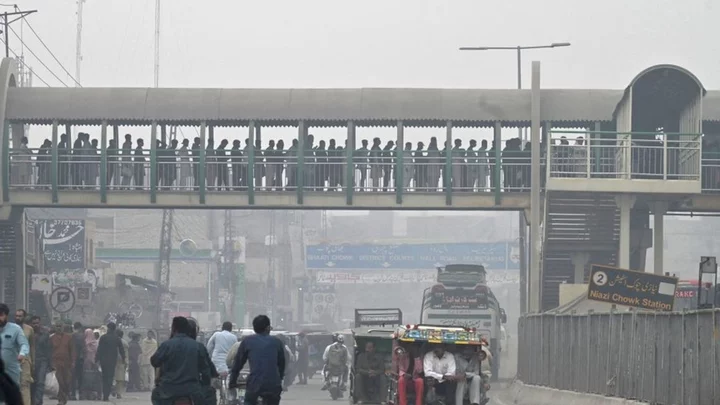 Toxic smog chokes Pakistan and shuts cities