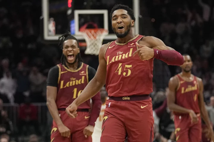 Mitchell scores 40 as Cavaliers beat Hawks 128-105, but don't advance in NBA In-Season Tournament