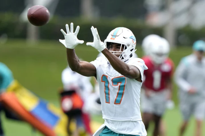 Dolphins WR Jaylen Waddle leaves joint practice against Falcons with apparent injury