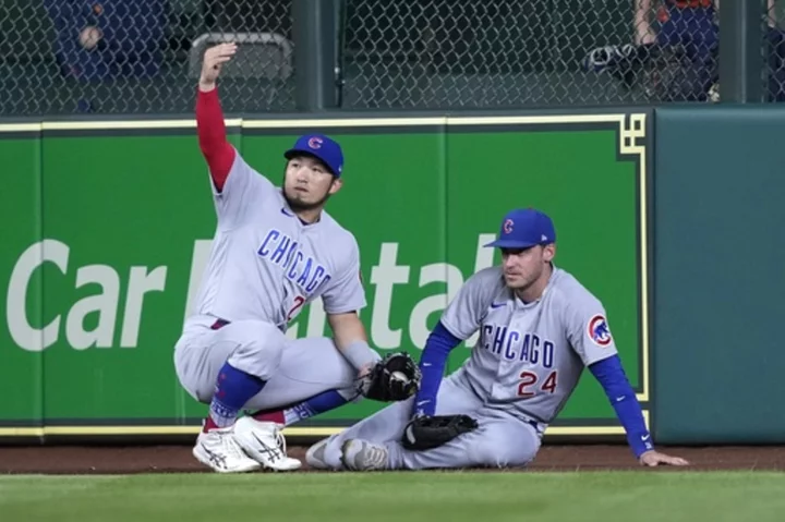 Cubs' Cody Bellinger crashes into wall vs. Astros, leaves game