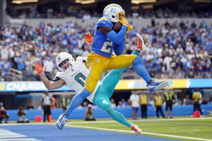 Hill, Tagovailoa too much for Chargers as Dolphins open with 36-34 victory