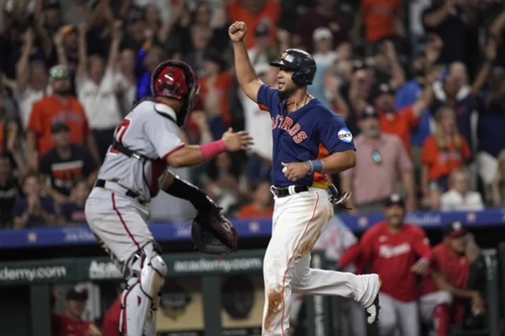 Abreu scores on throwing error to cap wild 9th, Astros beat Nationals 5-4