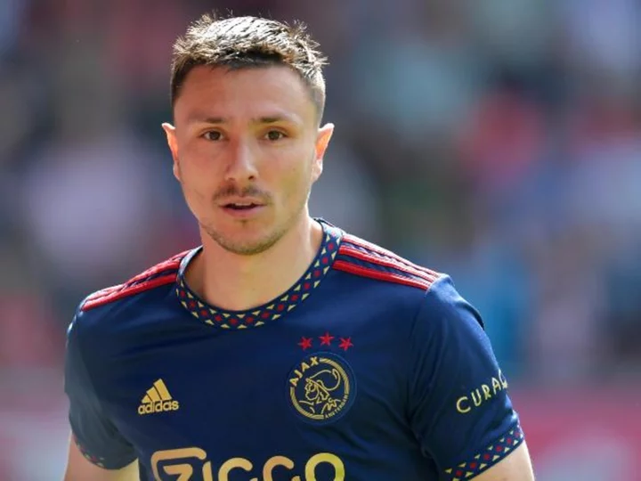 Ajax midfielder Steven Berghuis sorry for lashing out at fan