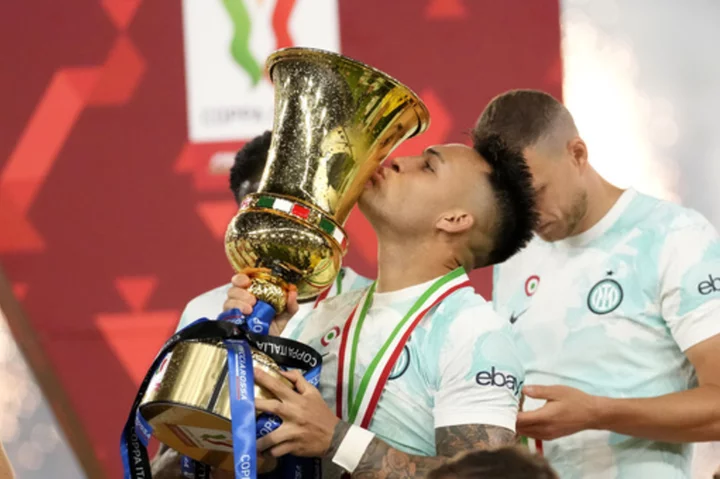 Lautaro Martinez scores 2 as Inter beats Fiorentina 2-1 for Italian Cup title