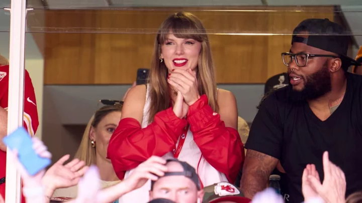 Taylor Swift showing up to the Chiefs game had fans going wild