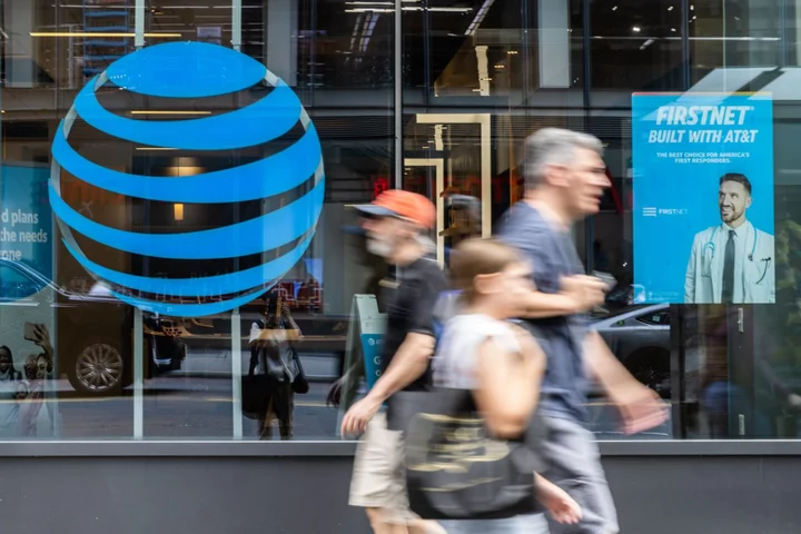 AT&T Tops Profit, Cash Flow Estimate While Customer Growth Slows